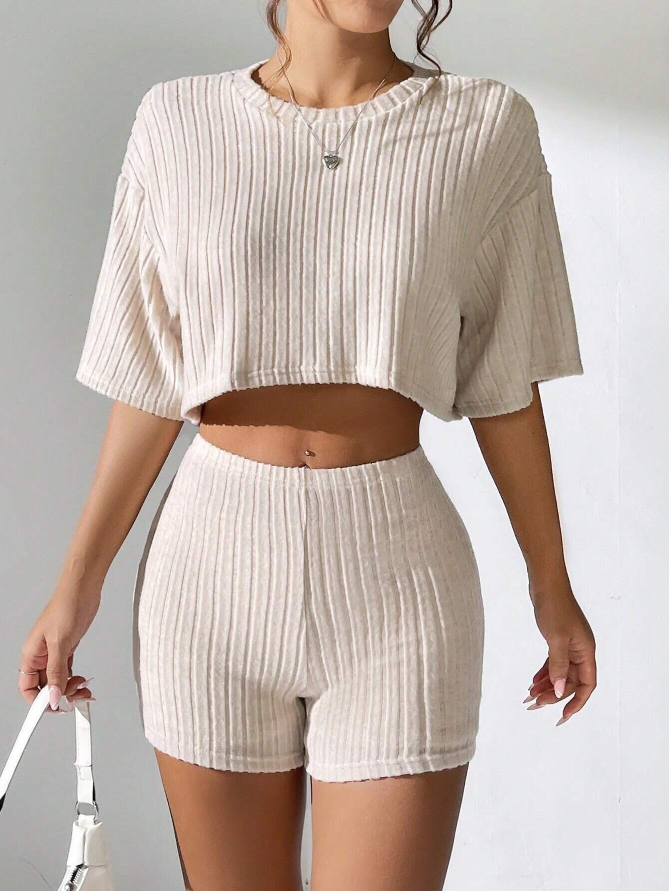 Short round-neck T-shirts for women